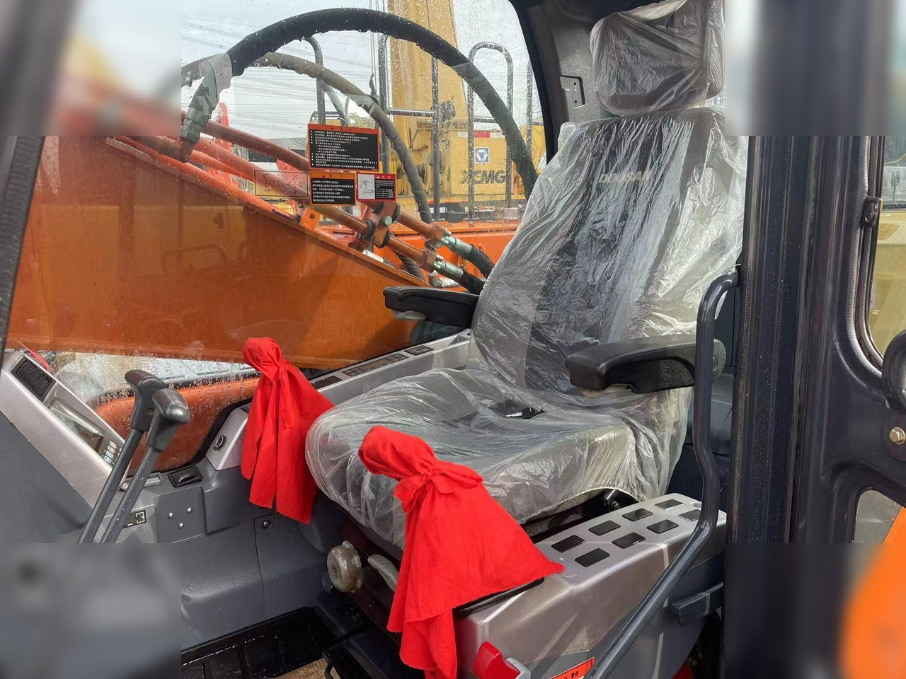DOOSAN DX300 LCA - Lánctalpas kotró: 5 kép. DOOSAN DX300 LCA - Lánctalpas kotró: 5 kép.