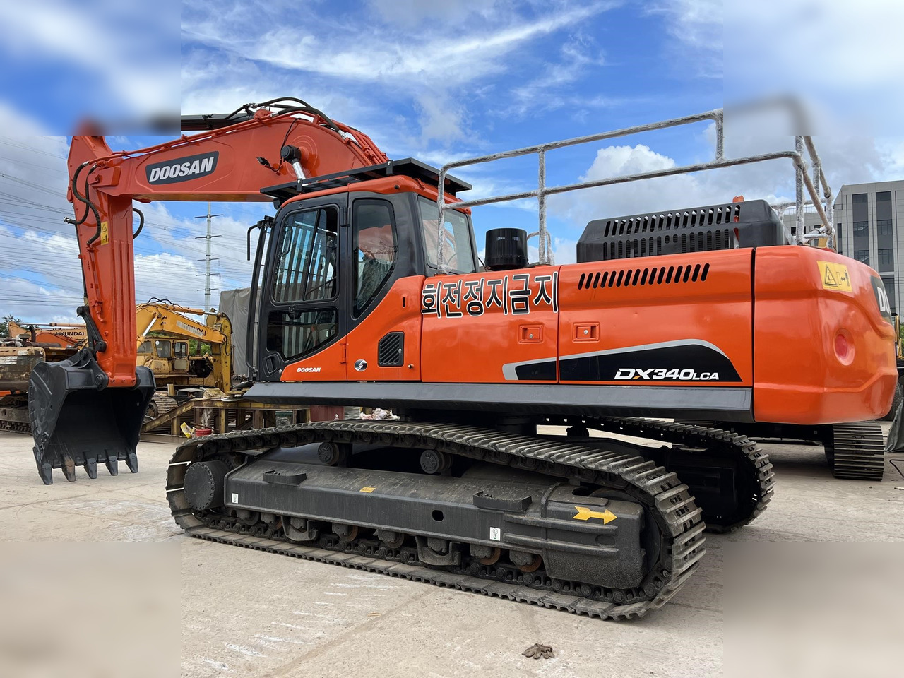 DOOSAN DX340 LCA - Lánctalpas kotró: 3 kép. DOOSAN DX340 LCA - Lánctalpas kotró: 3 kép.
