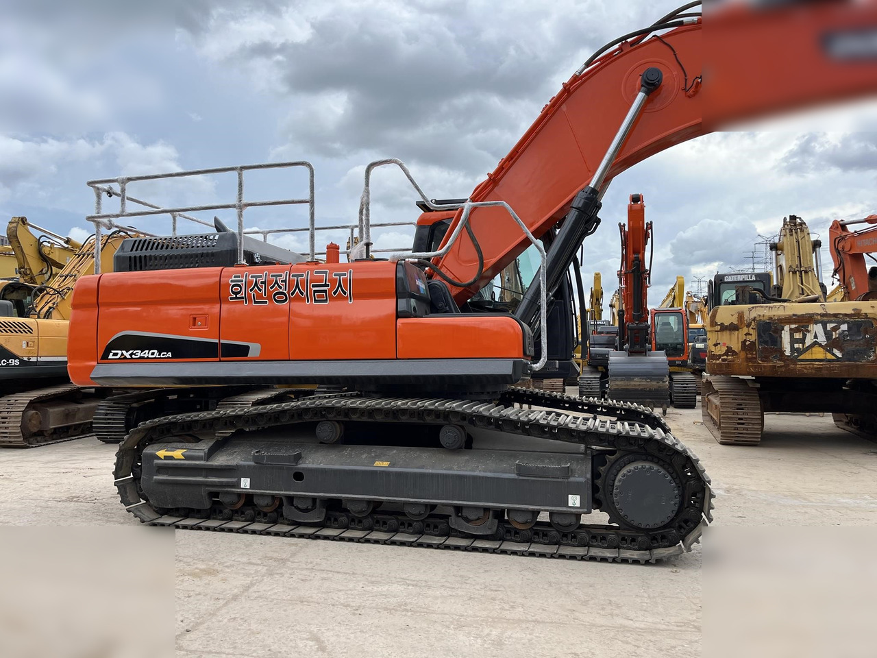 DOOSAN DX340 LCA - Lánctalpas kotró: 5 kép. DOOSAN DX340 LCA - Lánctalpas kotró: 5 kép.