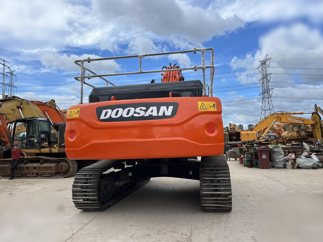 DOOSAN DX340 LCA - Lánctalpas kotró: 4 kép. DOOSAN DX340 LCA - Lánctalpas kotró: 4 kép.