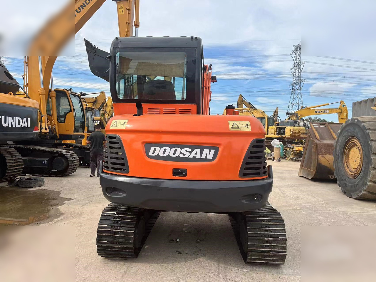 DOOSAN DX60-9C - Lánctalpas kotró: 4 kép. DOOSAN DX60-9C - Lánctalpas kotró: 4 kép.