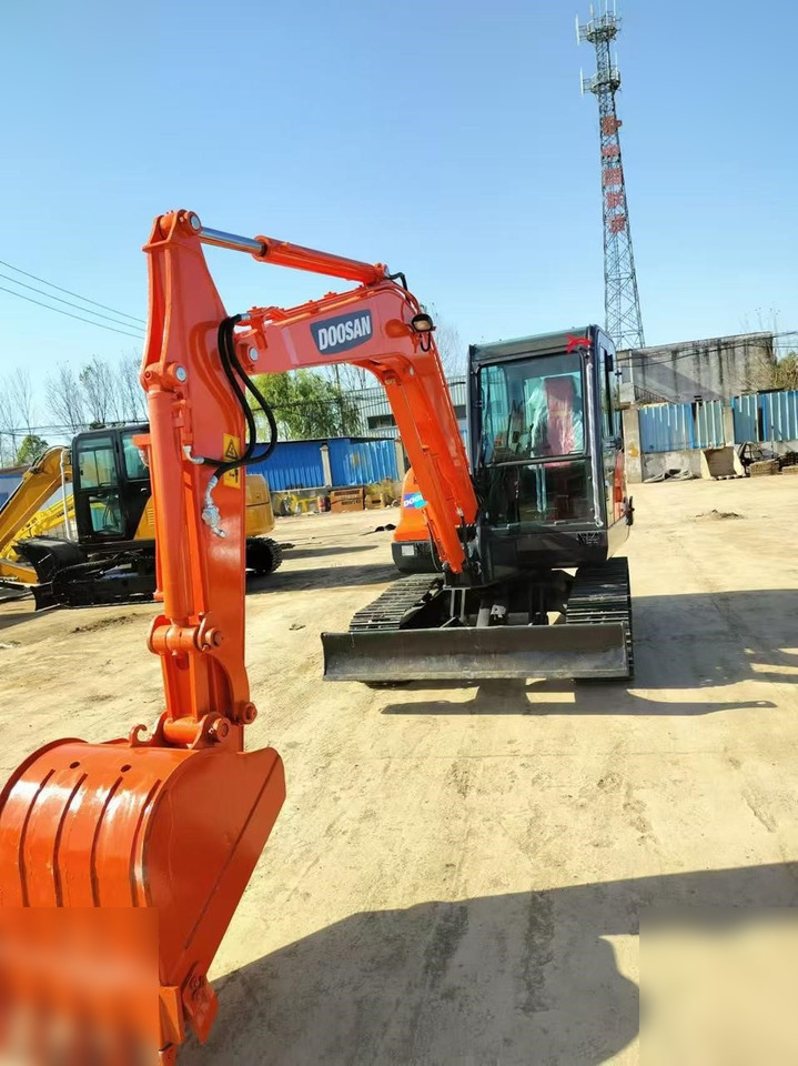 DOOSAN DX60-9C - Lánctalpas kotró: 4 kép. DOOSAN DX60-9C - Lánctalpas kotró: 4 kép.