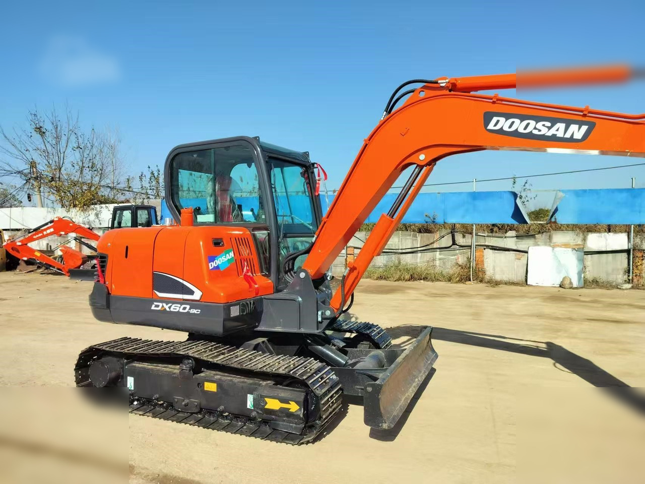 DOOSAN DX60-9C - Lánctalpas kotró: 3 kép. DOOSAN DX60-9C - Lánctalpas kotró: 3 kép.