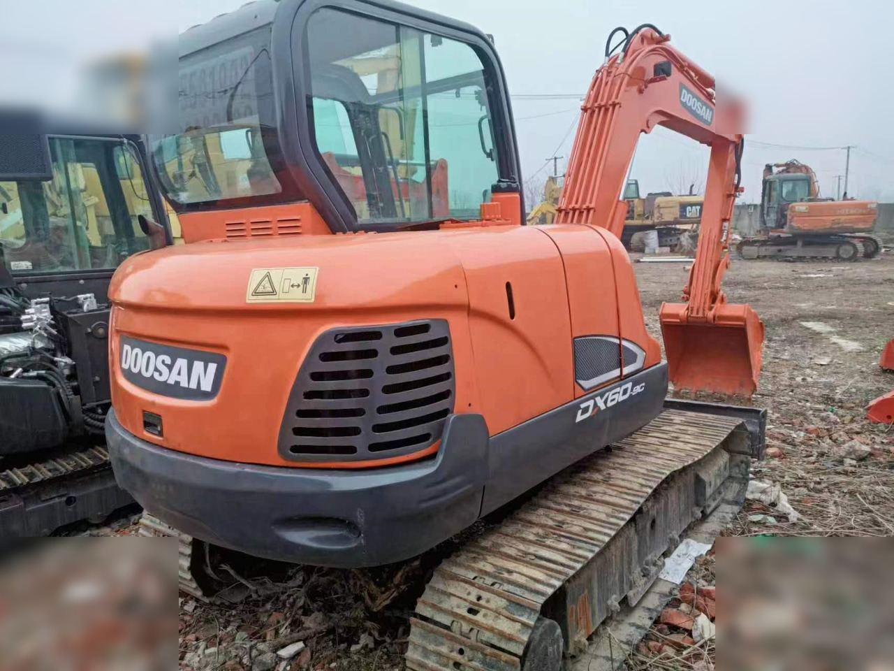 DOOSAN DX60-9C - Lánctalpas kotró: 2 kép. DOOSAN DX60-9C - Lánctalpas kotró: 2 kép.
