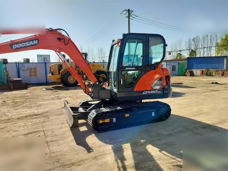 DOOSAN DX60-9C - Lánctalpas kotró: 5 kép. DOOSAN DX60-9C - Lánctalpas kotró: 5 kép.