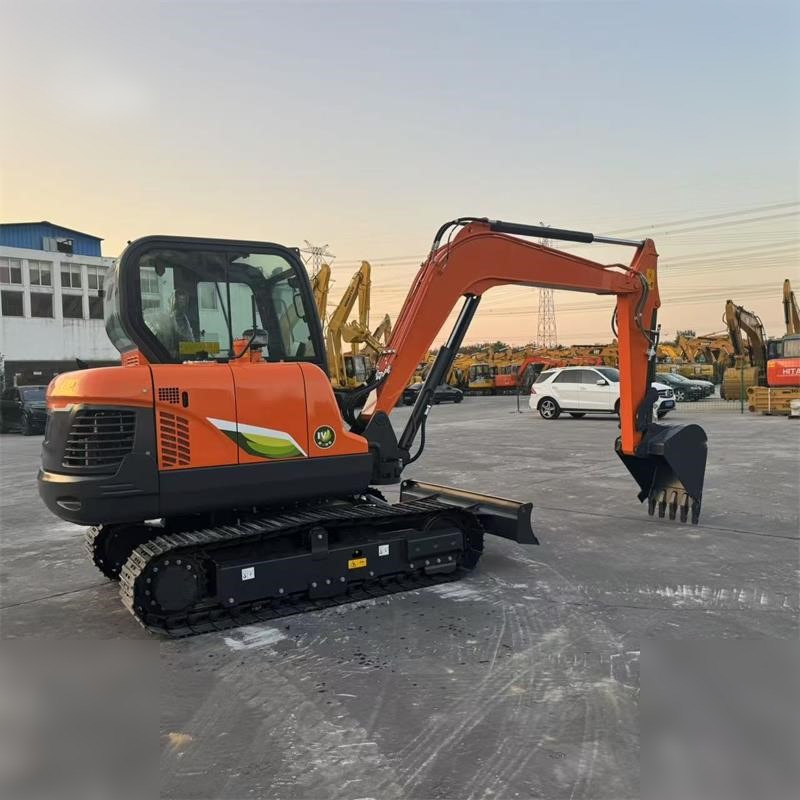 DOOSAN DX60E-10N - Lánctalpas kotró: 4 kép. DOOSAN DX60E-10N - Lánctalpas kotró: 4 kép.