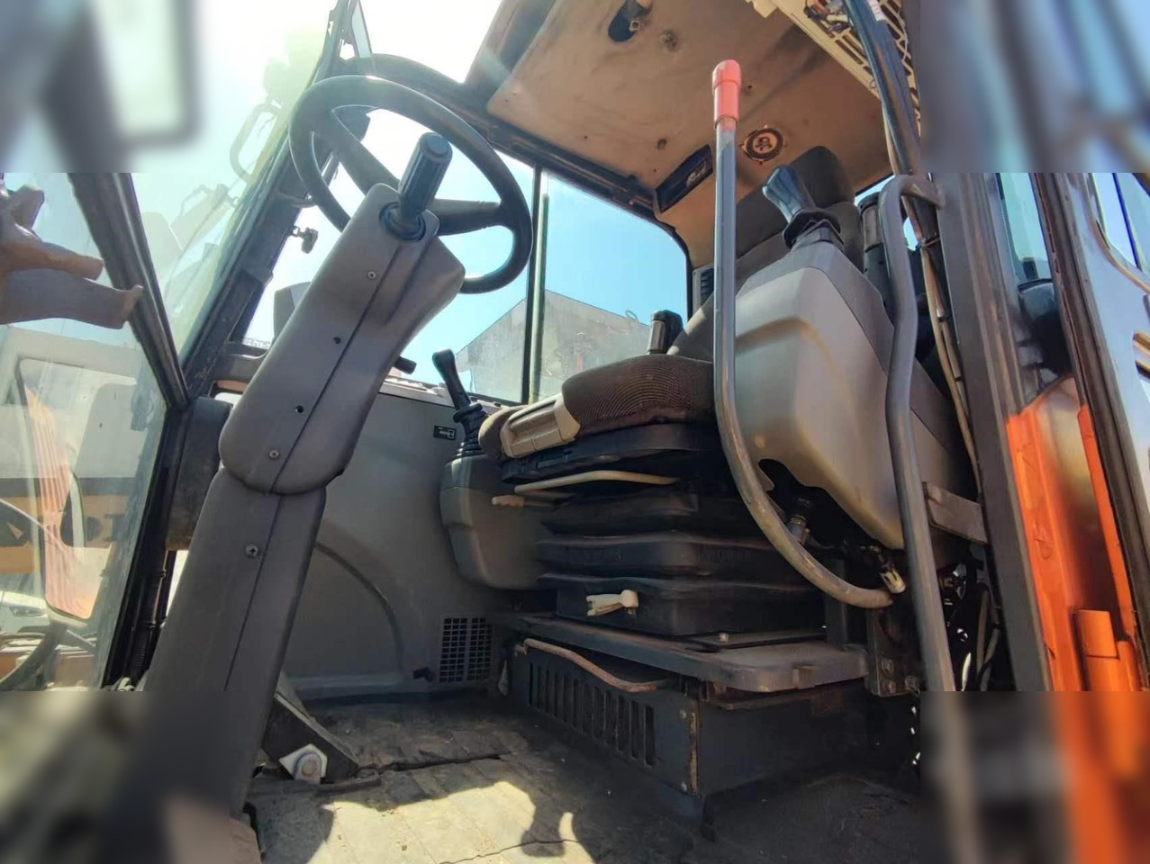 DOOSAN DX60W ECO - Gumikerekes kotró: 2 kép. DOOSAN DX60W ECO - Gumikerekes kotró: 2 kép.