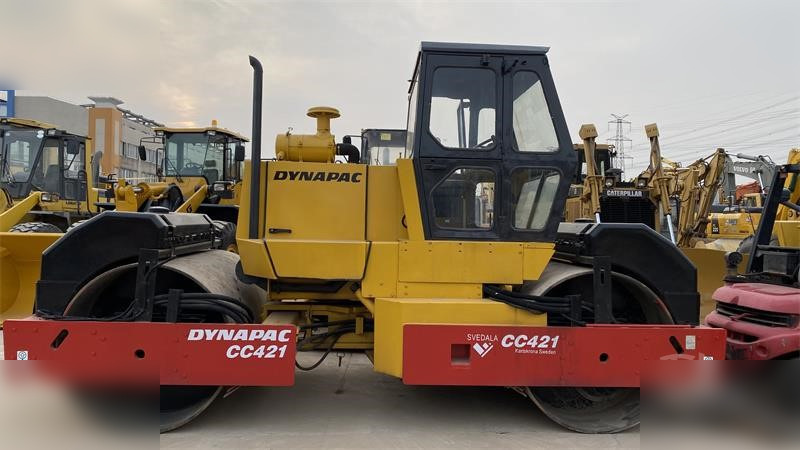 DYNAPAC CC421 - Úthenger: 1 kép. DYNAPAC CC421 - Úthenger: 1 kép.
