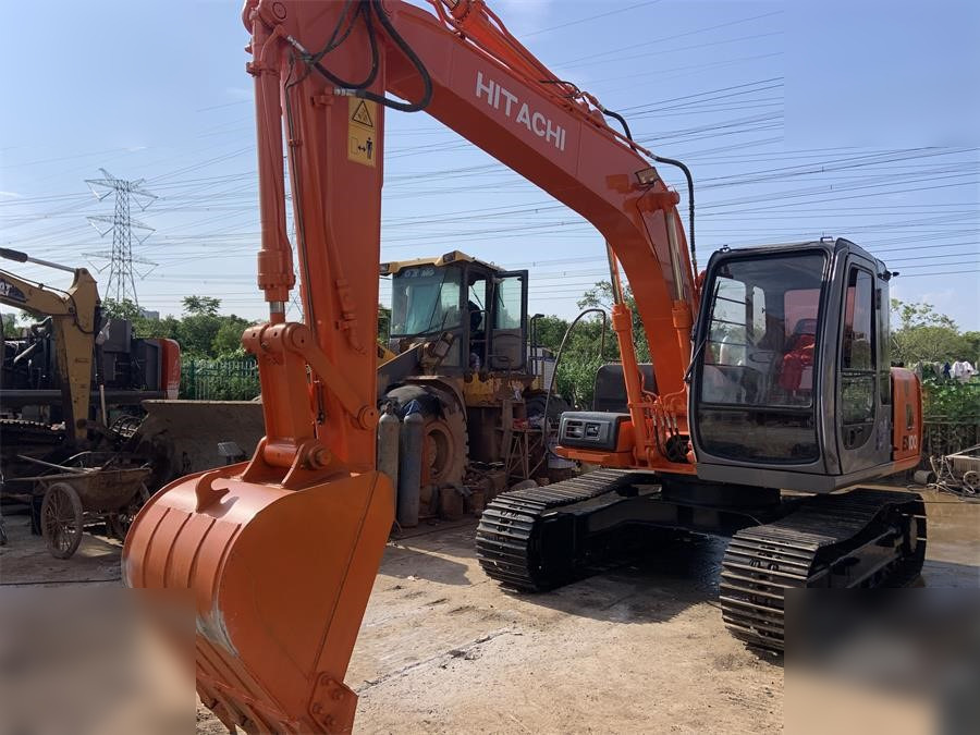 HITACHI EX100-5 - Lánctalpas kotró: 2 kép. HITACHI EX100-5 - Lánctalpas kotró: 2 kép.