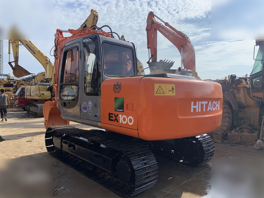 HITACHI EX100-5 - Lánctalpas kotró: 4 kép. HITACHI EX100-5 - Lánctalpas kotró: 4 kép.