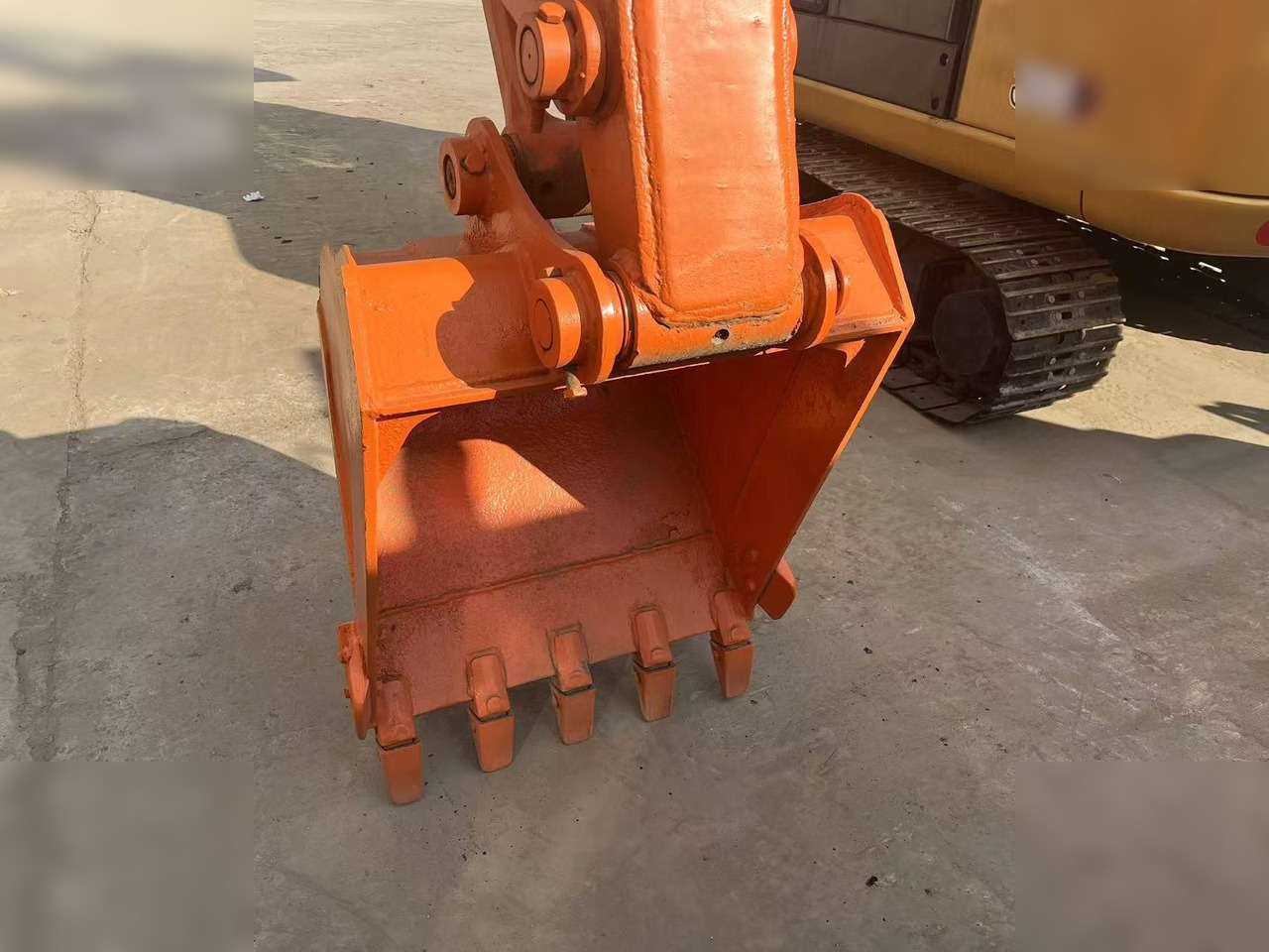 HITACHI EX60-5 - Lánctalpas kotró: 5 kép. HITACHI EX60-5 - Lánctalpas kotró: 5 kép.