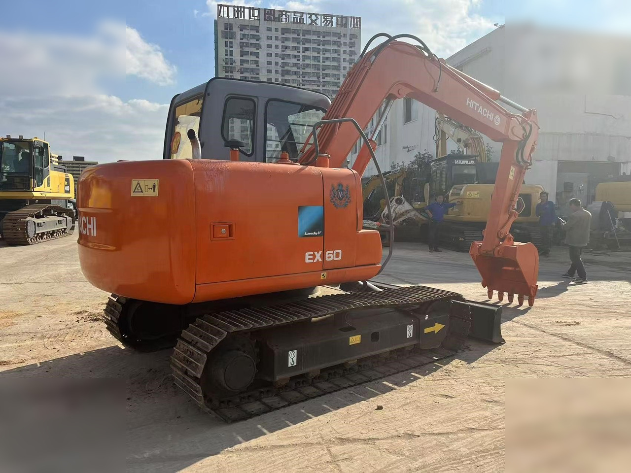 HITACHI EX60-5 - Lánctalpas kotró: 2 kép. HITACHI EX60-5 - Lánctalpas kotró: 2 kép.