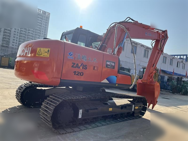 HITACHI ZX120 - Lánctalpas kotró: 2 kép. HITACHI ZX120 - Lánctalpas kotró: 2 kép.