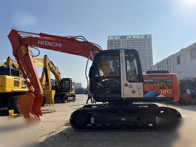 HITACHI ZX120 - Lánctalpas kotró: 1 kép. HITACHI ZX120 - Lánctalpas kotró: 1 kép.