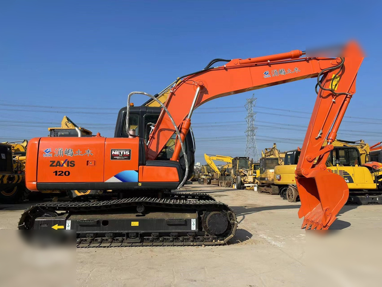 HITACHI ZX120 - Lánctalpas kotró: 2 kép. HITACHI ZX120 - Lánctalpas kotró: 2 kép.