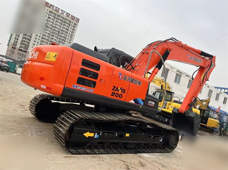HITACHI ZX200-3 - Lánctalpas kotró: 5 kép. HITACHI ZX200-3 - Lánctalpas kotró: 5 kép.