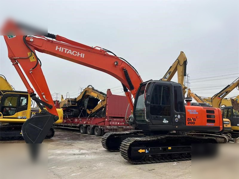 HITACHI ZX200-3 - Lánctalpas kotró: 4 kép. HITACHI ZX200-3 - Lánctalpas kotró: 4 kép.