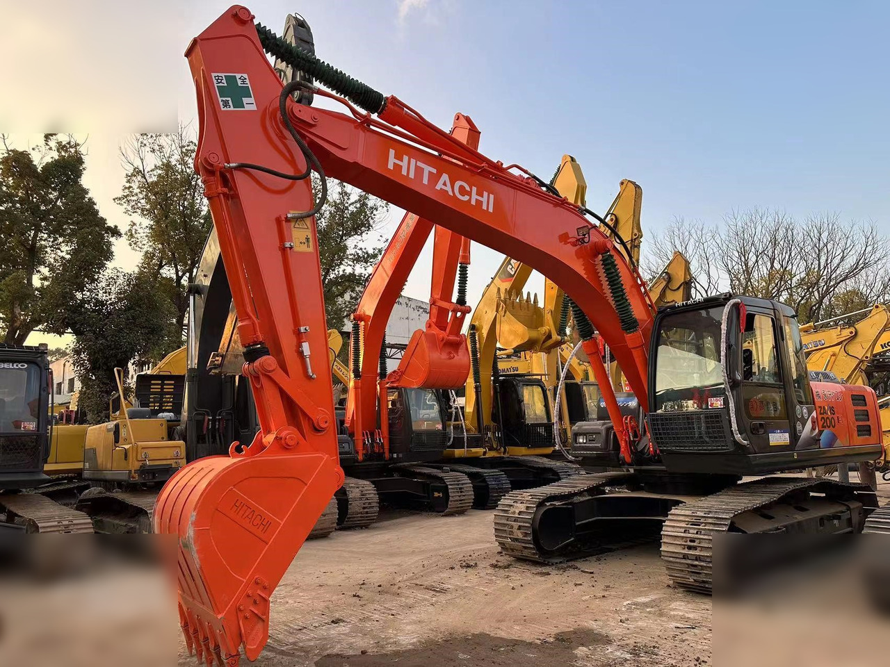HITACHI ZX200-3G - Lánctalpas kotró: 1 kép. HITACHI ZX200-3G - Lánctalpas kotró: 1 kép.