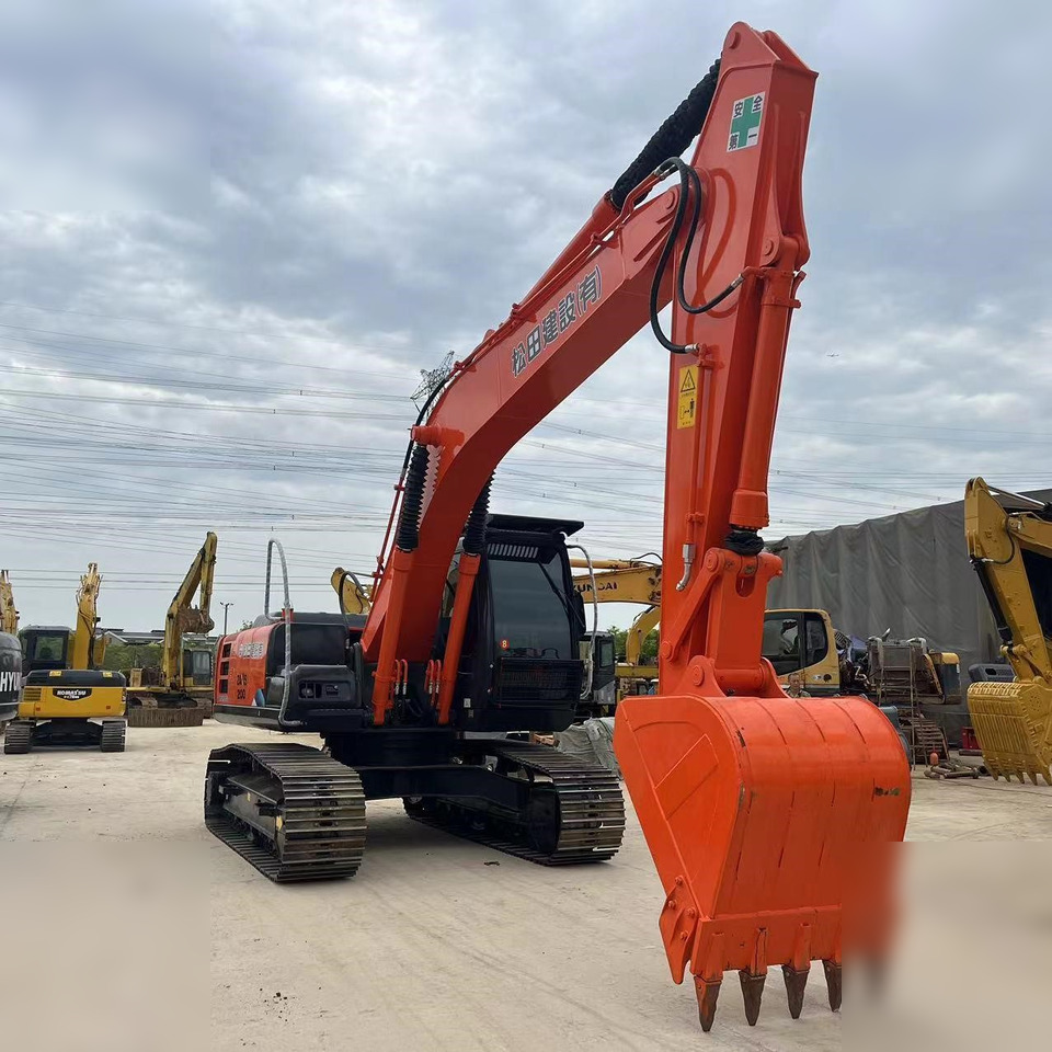 HITACHI ZX200-3G - Lánctalpas kotró: 2 kép. HITACHI ZX200-3G - Lánctalpas kotró: 2 kép.