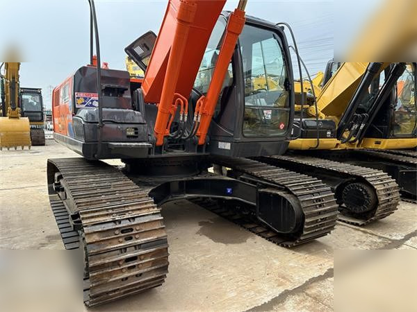 HITACHI ZX200-3G - Lánctalpas kotró: 2 kép. HITACHI ZX200-3G - Lánctalpas kotró: 2 kép.