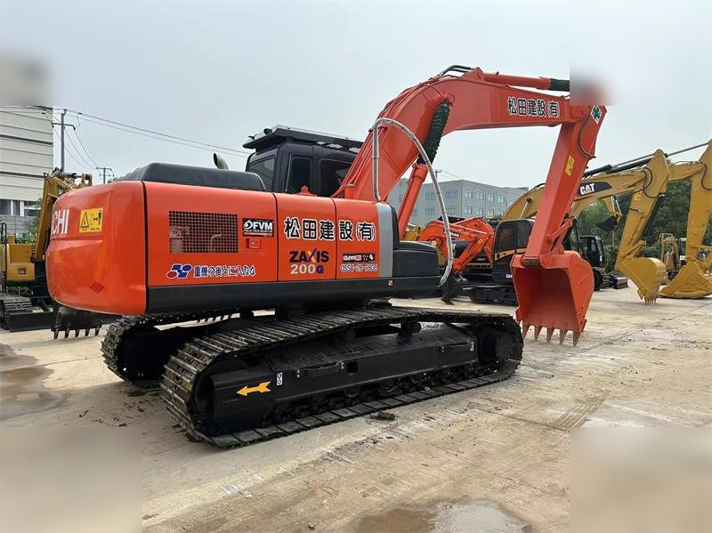 HITACHI ZX200-3G - Lánctalpas kotró: 2 kép. HITACHI ZX200-3G - Lánctalpas kotró: 2 kép.