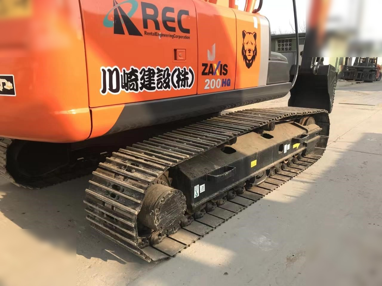 HITACHI ZX200 - Lánctalpas kotró: 4 kép. HITACHI ZX200 - Lánctalpas kotró: 4 kép.
