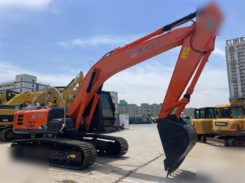 HITACHI ZX200 - Lánctalpas kotró: 4 kép. HITACHI ZX200 - Lánctalpas kotró: 4 kép.