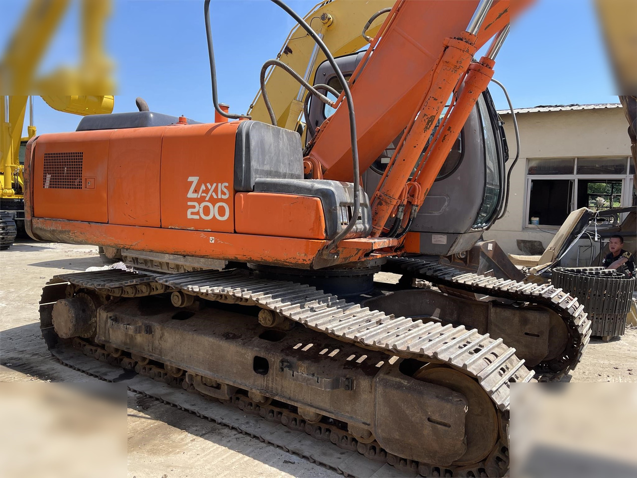 HITACHI ZX200 - Lánctalpas kotró: 4 kép. HITACHI ZX200 - Lánctalpas kotró: 4 kép.