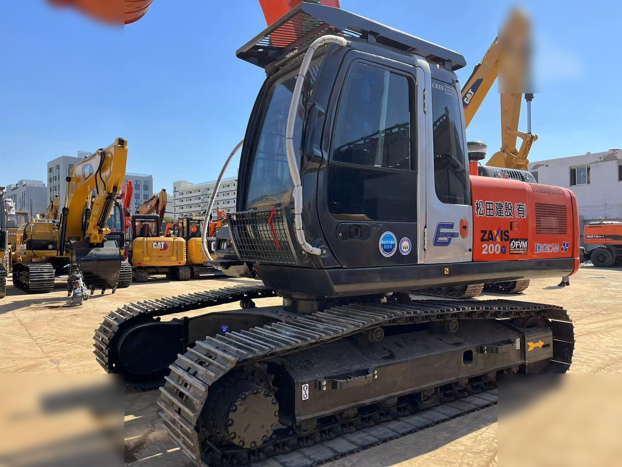 HITACHI ZX200 - Lánctalpas kotró: 4 kép. HITACHI ZX200 - Lánctalpas kotró: 4 kép.