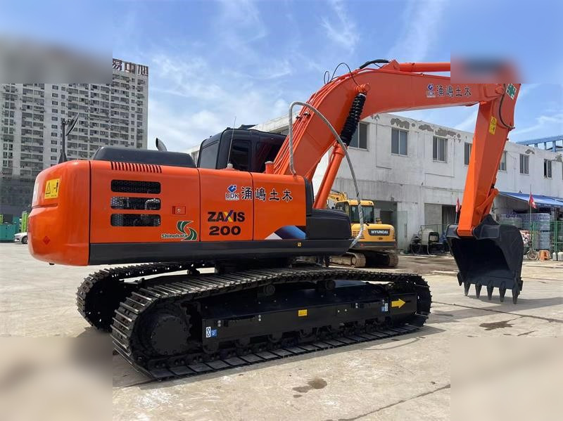 HITACHI ZX200 - Lánctalpas kotró: 2 kép. HITACHI ZX200 - Lánctalpas kotró: 2 kép.
