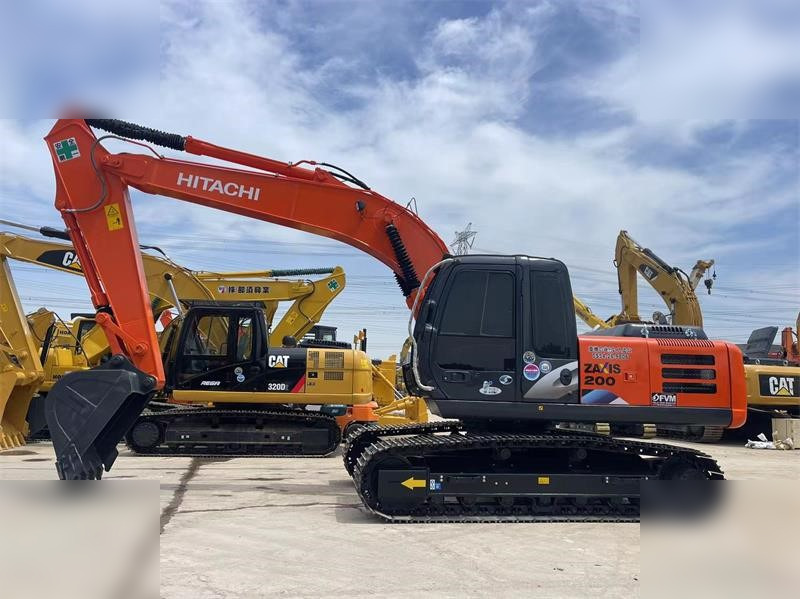 HITACHI ZX200 - Lánctalpas kotró: 1 kép. HITACHI ZX200 - Lánctalpas kotró: 1 kép.