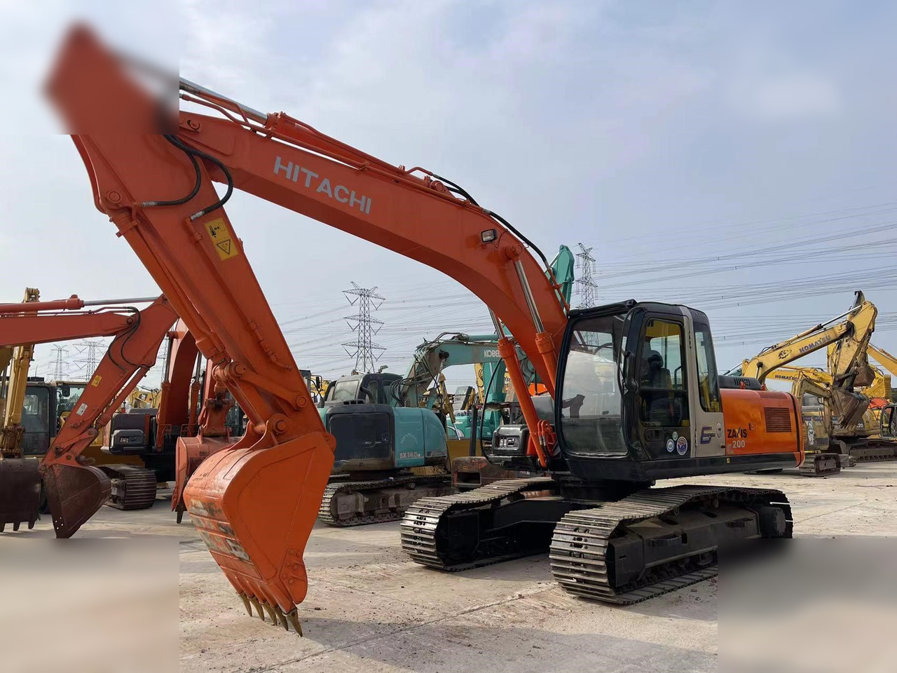 HITACHI ZX200 - Lánctalpas kotró: 5 kép. HITACHI ZX200 - Lánctalpas kotró: 5 kép.