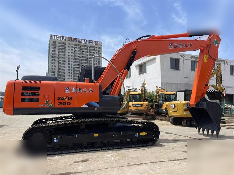 HITACHI ZX200 - Lánctalpas kotró: 3 kép. HITACHI ZX200 - Lánctalpas kotró: 3 kép.