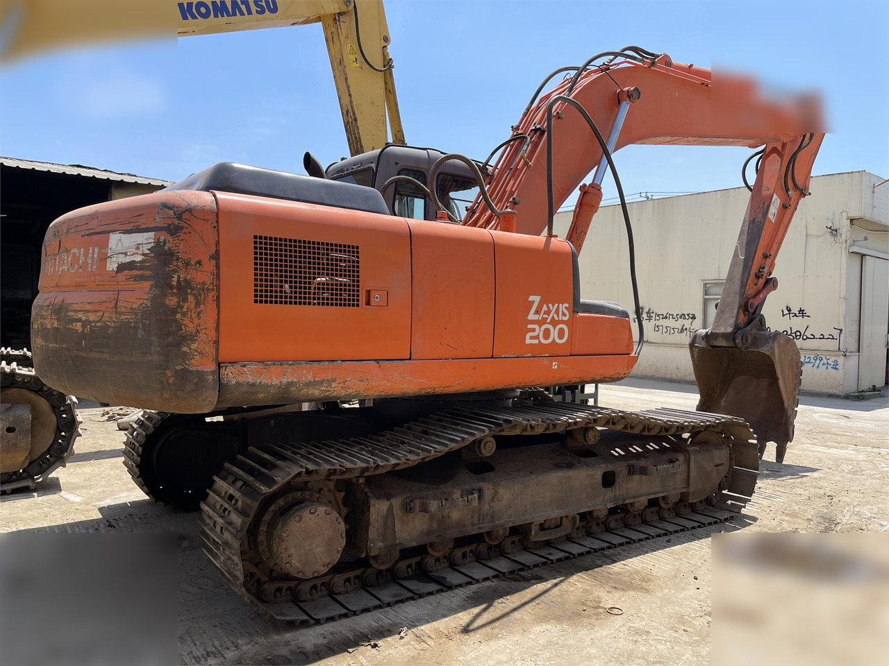 HITACHI ZX200 - Lánctalpas kotró: 5 kép. HITACHI ZX200 - Lánctalpas kotró: 5 kép.