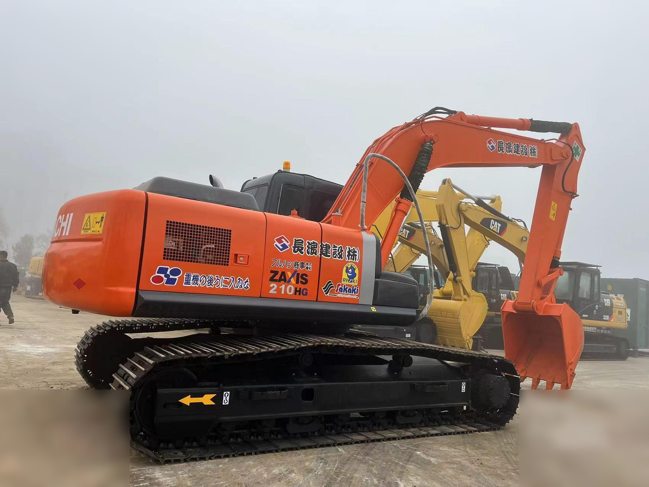 HITACHI ZX210 LC-3G - Lánctalpas kotró: 2 kép. HITACHI ZX210 LC-3G - Lánctalpas kotró: 2 kép.