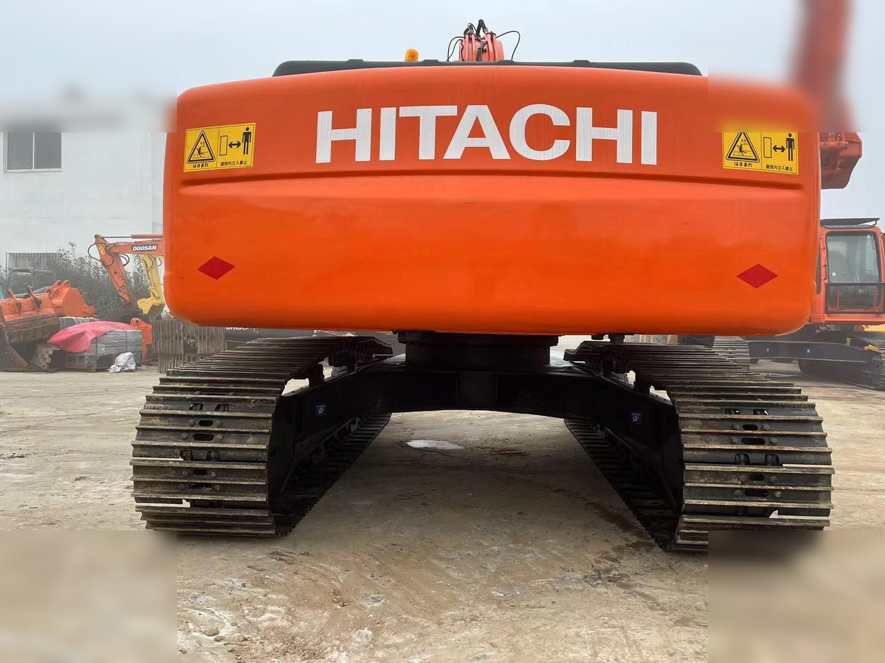 HITACHI ZX210 LC-3G - Lánctalpas kotró: 4 kép. HITACHI ZX210 LC-3G - Lánctalpas kotró: 4 kép.