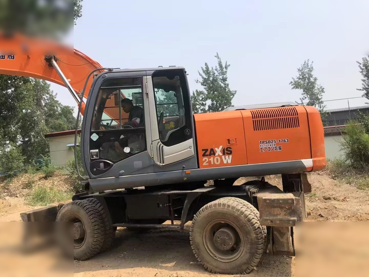 HITACHI ZX210W - Gumikerekes kotró: 5 kép. HITACHI ZX210W - Gumikerekes kotró: 5 kép.