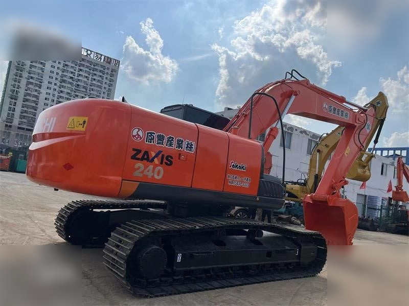 HITACHI ZX240-3 - Lánctalpas kotró: 3 kép. HITACHI ZX240-3 - Lánctalpas kotró: 3 kép.