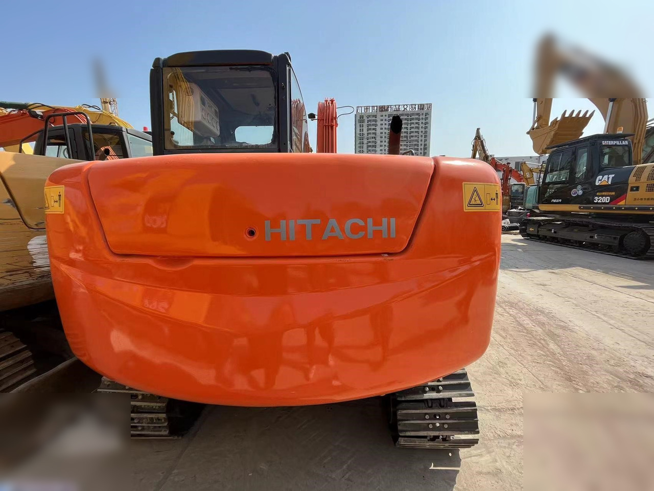 HITACHI ZX60 - Lánctalpas kotró: 2 kép. HITACHI ZX60 - Lánctalpas kotró: 2 kép.