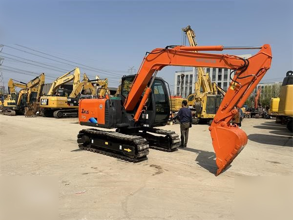 HITACHI ZX70 - Lánctalpas kotró: 2 kép. HITACHI ZX70 - Lánctalpas kotró: 2 kép.