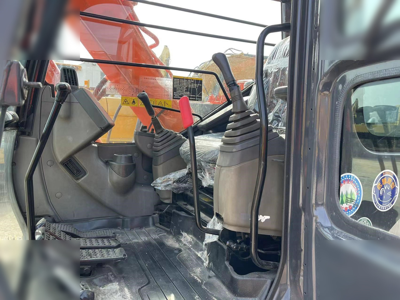 HITACHI ZX70 - Lánctalpas kotró: 5 kép. HITACHI ZX70 - Lánctalpas kotró: 5 kép.
