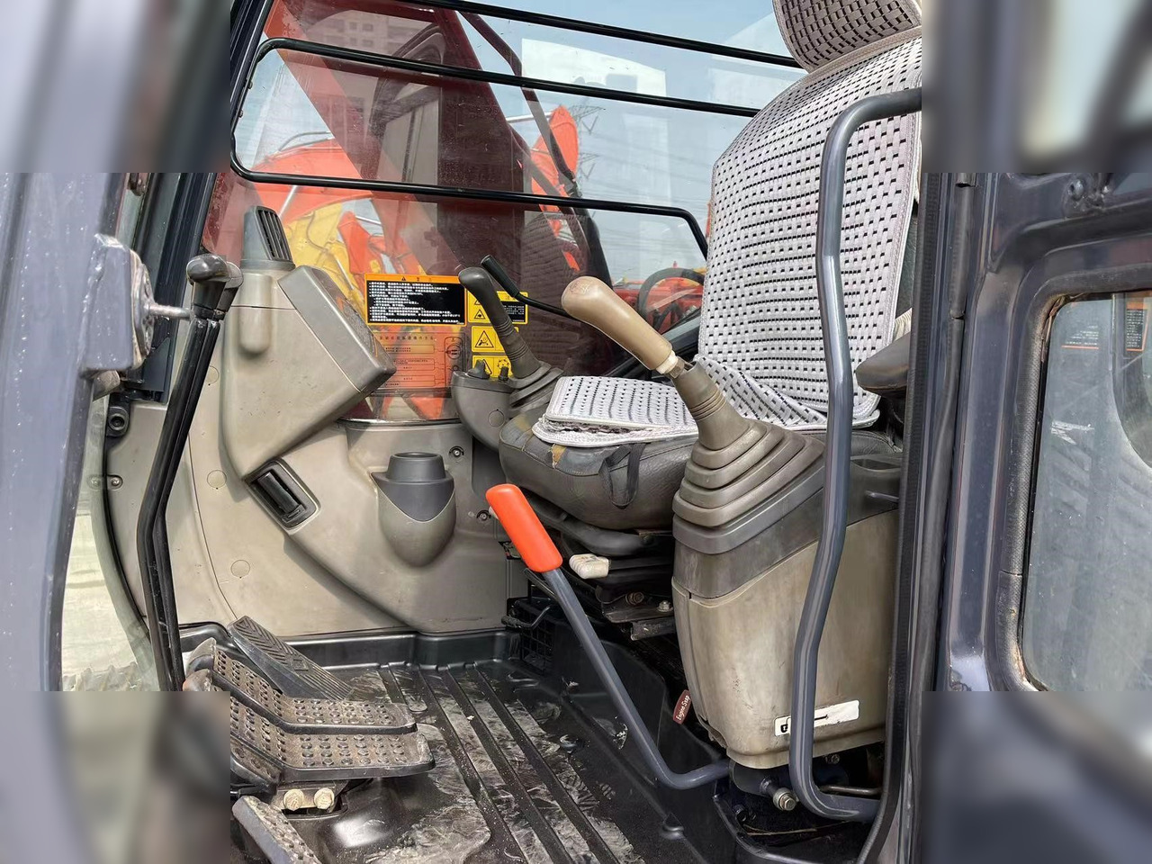 HITACHI ZX70 - Lánctalpas kotró: 2 kép. HITACHI ZX70 - Lánctalpas kotró: 2 kép.
