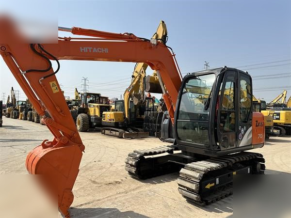 HITACHI ZX70 - Lánctalpas kotró: 3 kép. HITACHI ZX70 - Lánctalpas kotró: 3 kép.