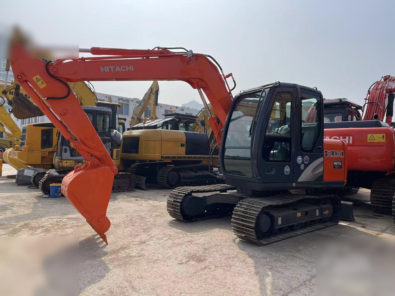 HITACHI ZX70 - Lánctalpas kotró: 2 kép. HITACHI ZX70 - Lánctalpas kotró: 2 kép.