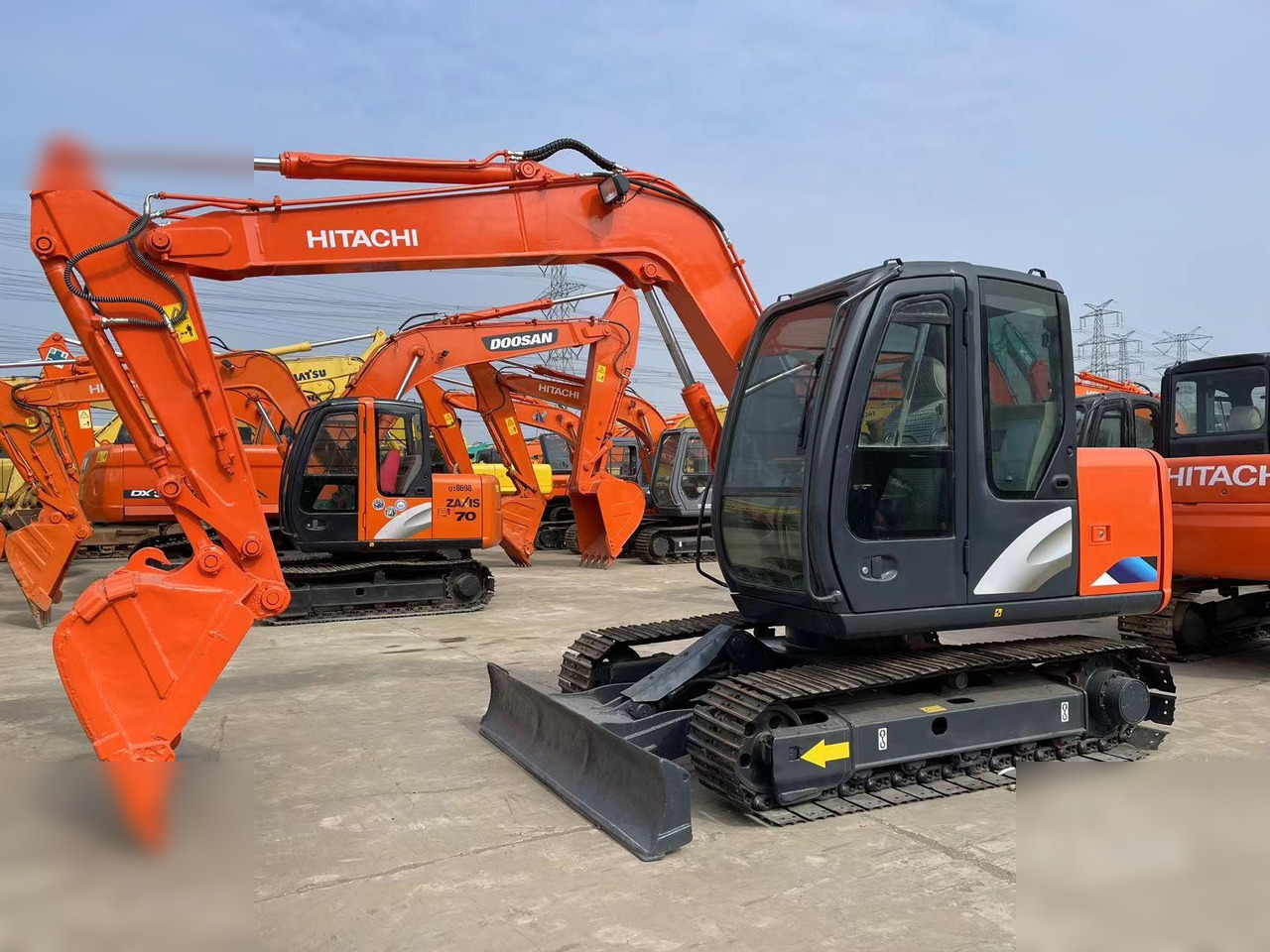 HITACHI ZX70 - Lánctalpas kotró: 1 kép. HITACHI ZX70 - Lánctalpas kotró: 1 kép.