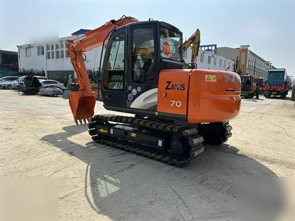 HITACHI ZX70 - Lánctalpas kotró: 4 kép. HITACHI ZX70 - Lánctalpas kotró: 4 kép.
