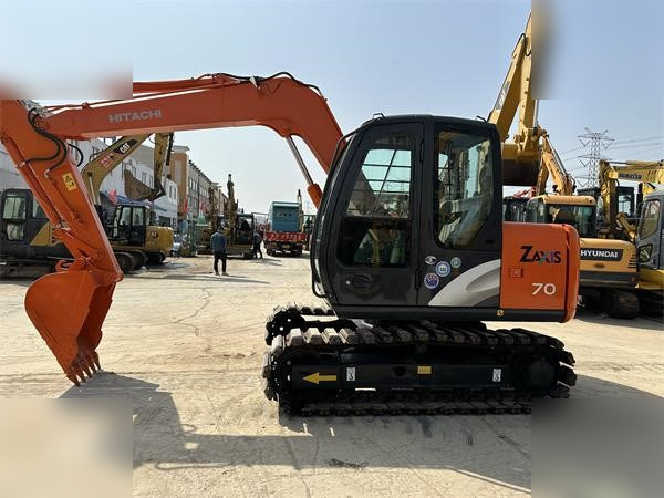HITACHI ZX70 - Lánctalpas kotró: 1 kép. HITACHI ZX70 - Lánctalpas kotró: 1 kép.