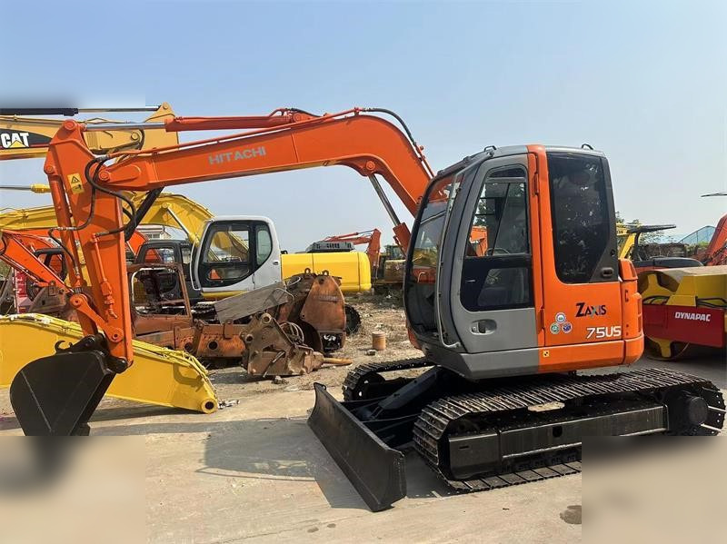 HITACHI ZX75US - Lánctalpas kotró: 1 kép. HITACHI ZX75US - Lánctalpas kotró: 1 kép.