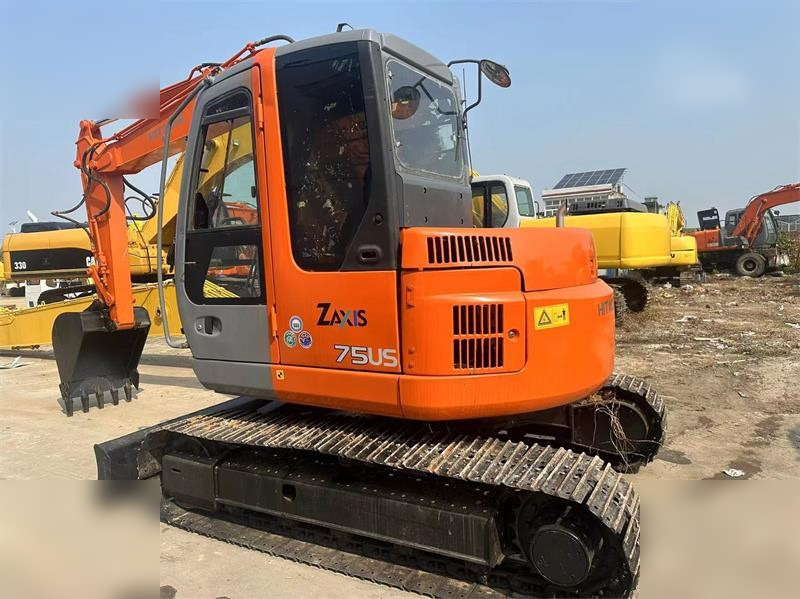 HITACHI ZX75US - Lánctalpas kotró: 2 kép. HITACHI ZX75US - Lánctalpas kotró: 2 kép.