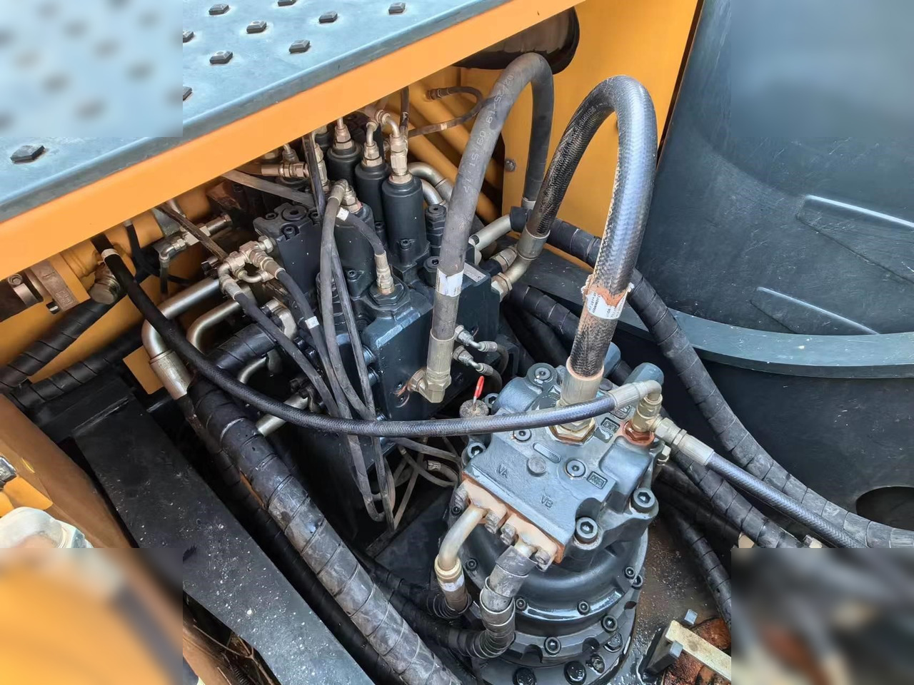 Lánctalpas kotró HYUNDAI 225LC-9: 7 kép. Lánctalpas kotró HYUNDAI 225LC-9: 7 kép.